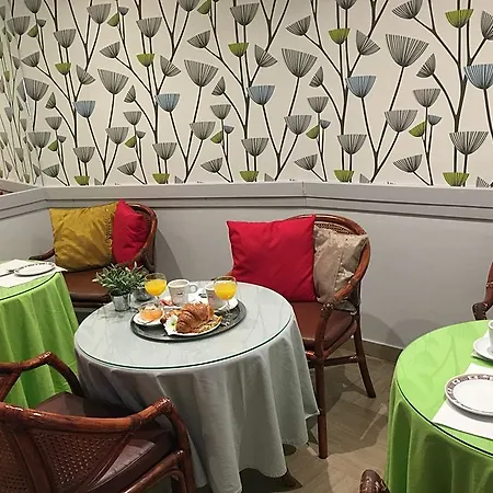 Ambassador, Completely Renovated 호텔 4*