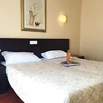 Ambassador, Completely Renovated Nice