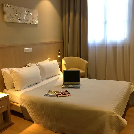 Ambassador, Completely Renovated Отель Ницца