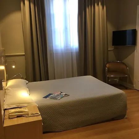 Отель Ambassador, Completely Renovated