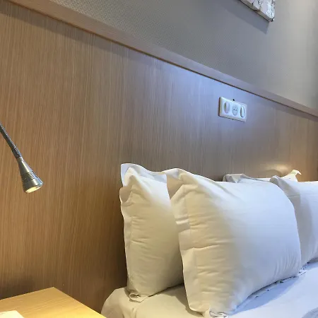 Ambassador, Completely Renovated Отель