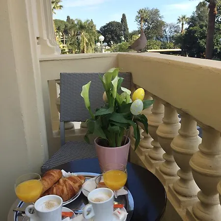 Отель Ambassador, Completely Renovated 4*