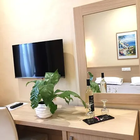 Отель Ambassador, Completely Renovated