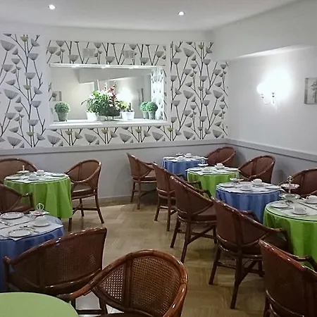 Ambassador, Completely Renovated Отель