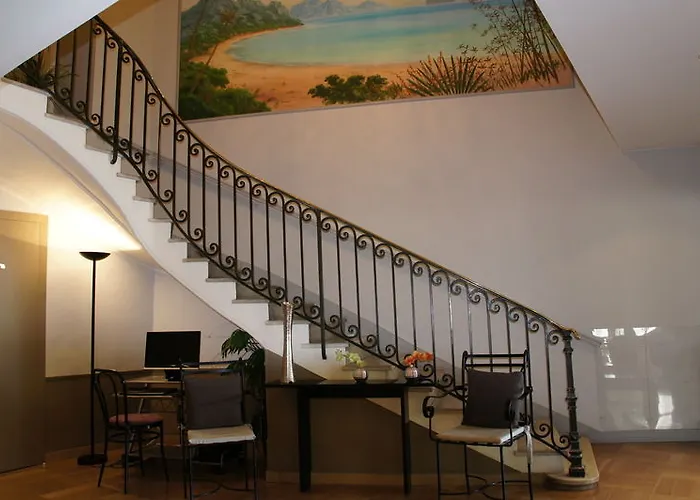 Ambassador, Completely Renovated 4* ニース