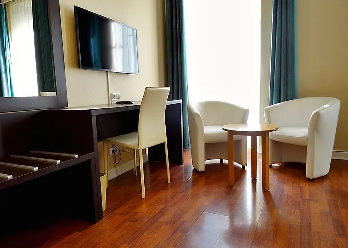 ホテル Ambassador, Completely Renovated 4*