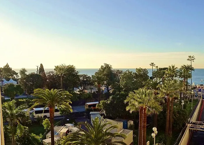 Hotel Ambassador, Completely Renovated 4*