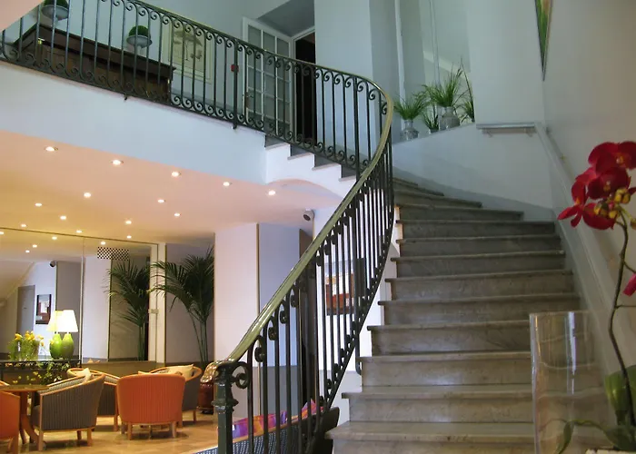 Ambassador, Completely Renovated 4* ニース