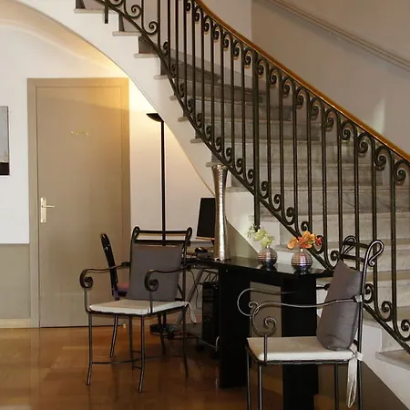 מלון Ambassador, Completely Renovated