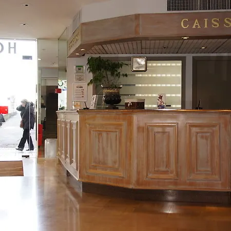 מלון Ambassador, Completely Renovated 4*