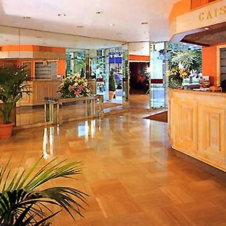 מלון Ambassador, Completely Renovated 4*