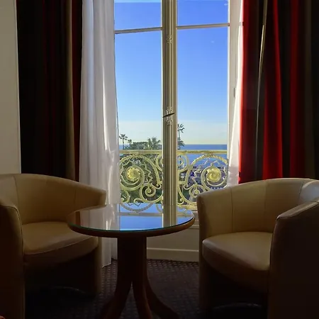 מלון Ambassador, Completely Renovated 4*