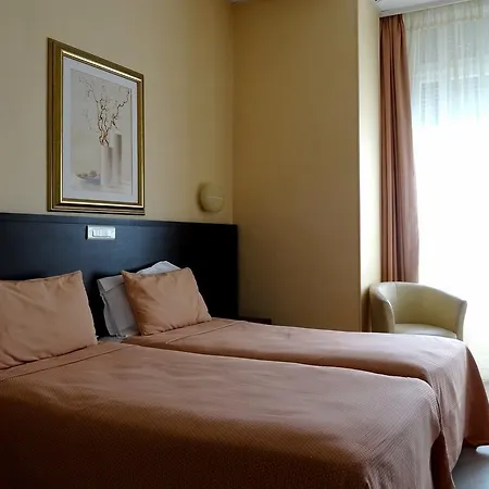 מלון Ambassador, Completely Renovated
