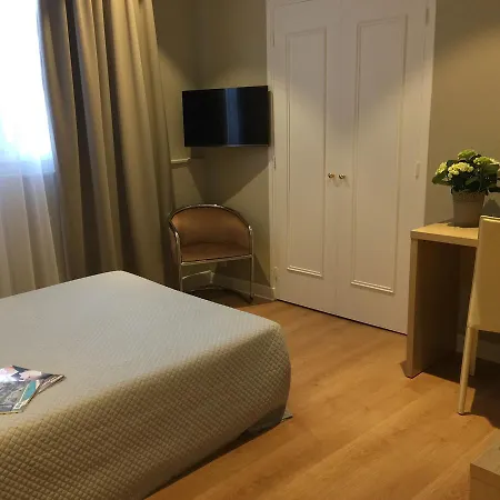 מלון Ambassador, Completely Renovated 4*