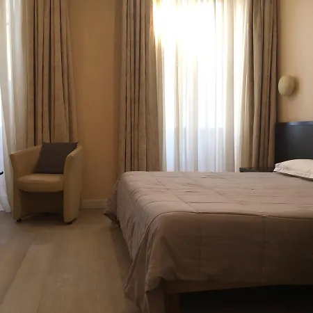 מלון Ambassador, Completely Renovated