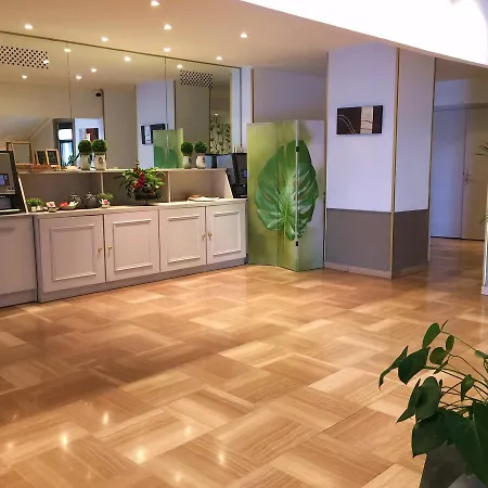 Ambassador, Completely Renovated מלון
