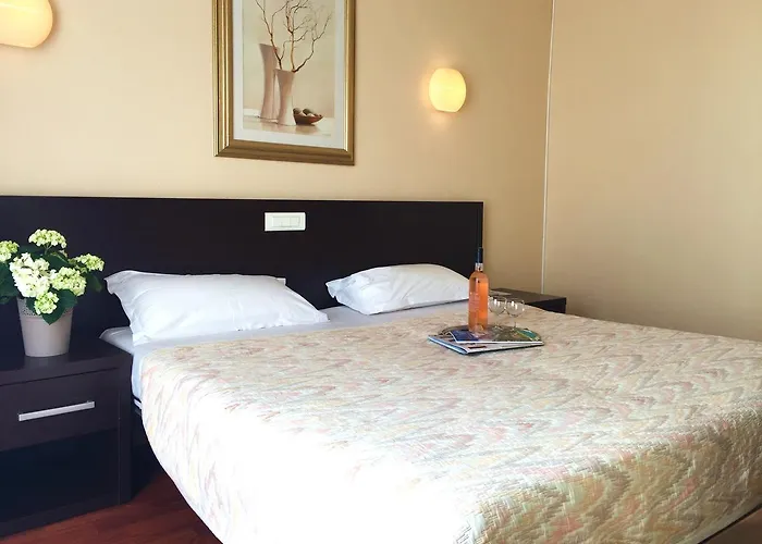 Ambassador, Completely Renovated Νίκαια