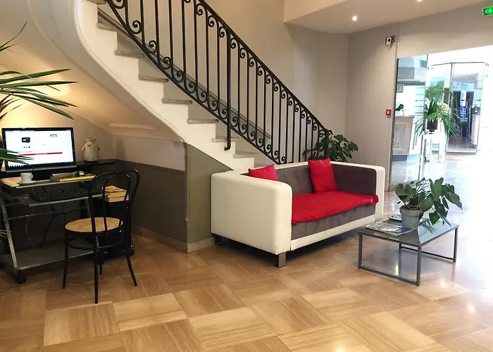 Ambassador, Completely Renovated 호텔 니스