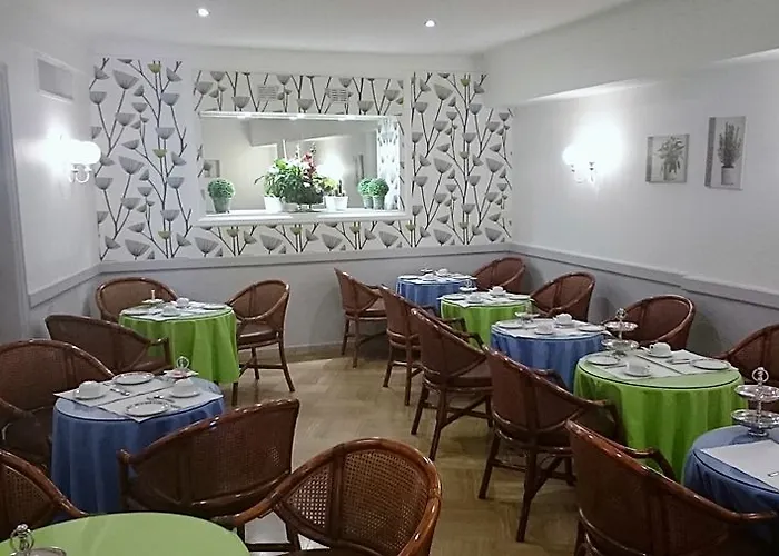 Ambassador, Completely Renovated 호텔